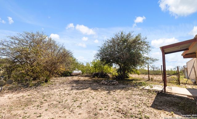 2198 CR 653, Devine, TX 78016