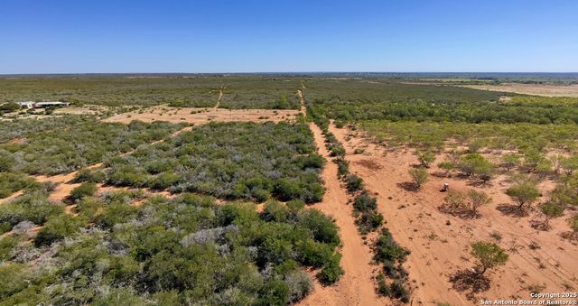 2198 CR 653, Devine, TX 78016