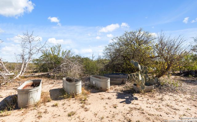 2198 CR 653, Devine, TX 78016