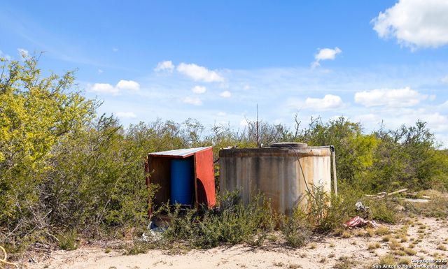 2198 CR 653, Devine, TX 78016