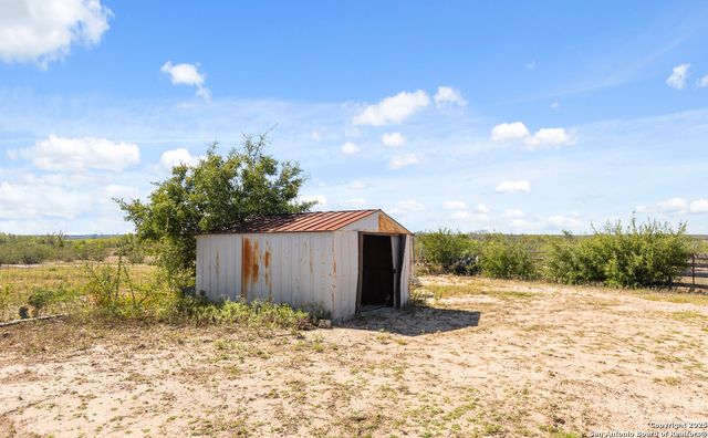 2198 CR 653, Devine, TX 78016