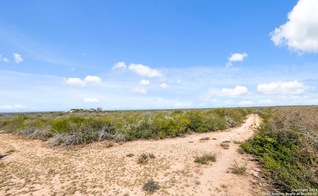 2198 CR 653, Devine, TX 78016