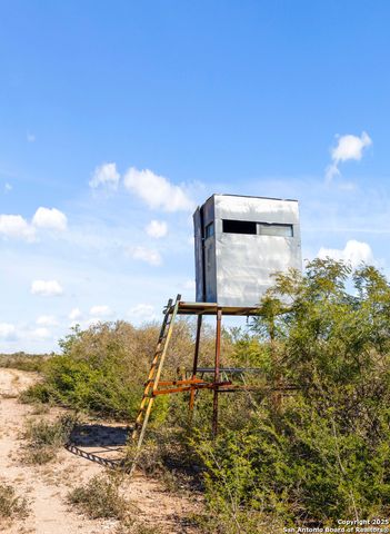 2198 CR 653, Devine, TX 78016