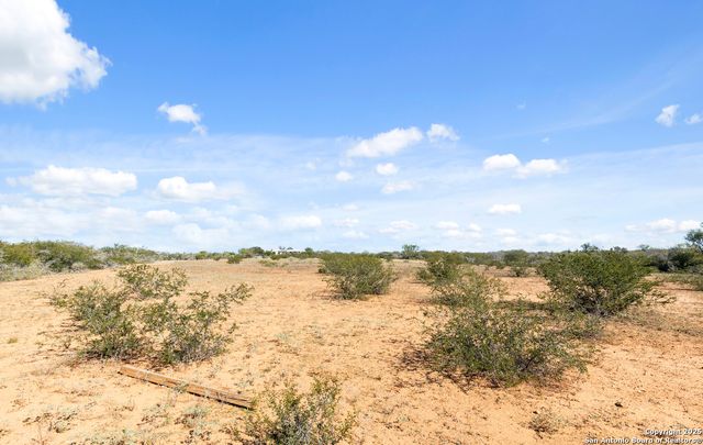 2198 CR 653, Devine, TX 78016