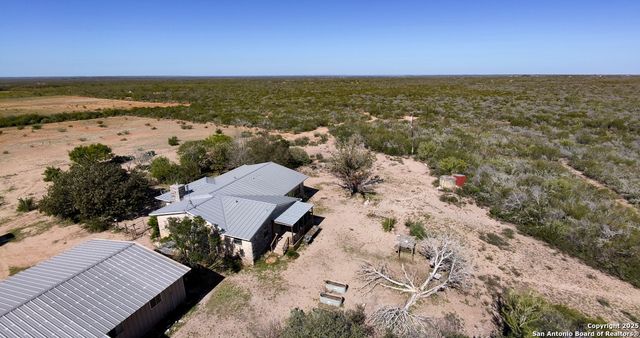 2198 CR 653, Devine, TX 78016