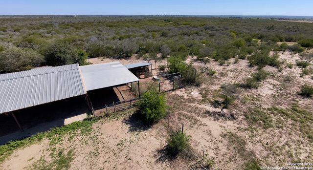 2198 CR 653, Devine, TX 78016