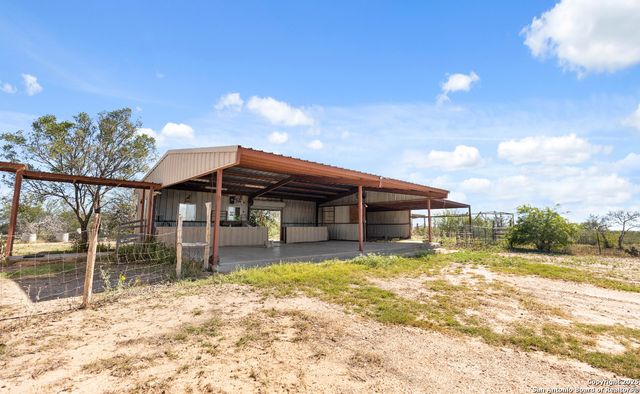 2198 CR 653, Devine, TX 78016