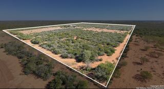 2198 CR 653, Devine, TX 78016