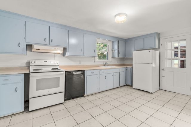 5 Lowell Ave, Holden, MA 01520