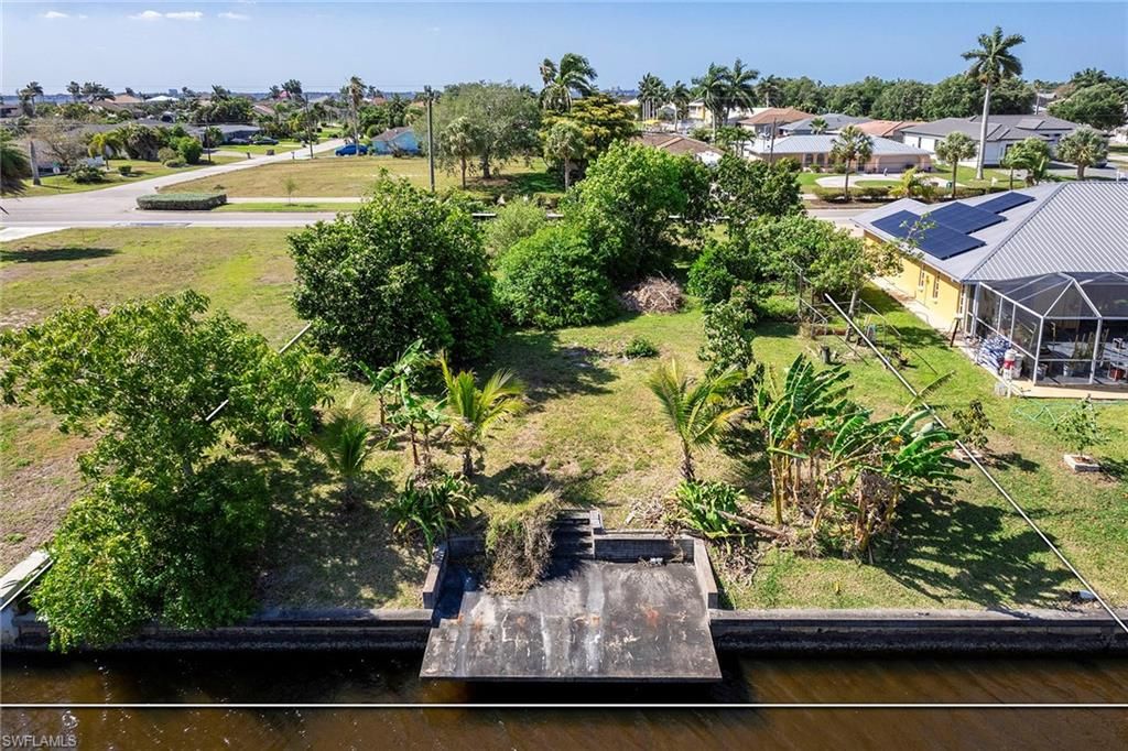 Image 3 of property listing at 2411 Everest PKWY, Cape Coral, FL 33904