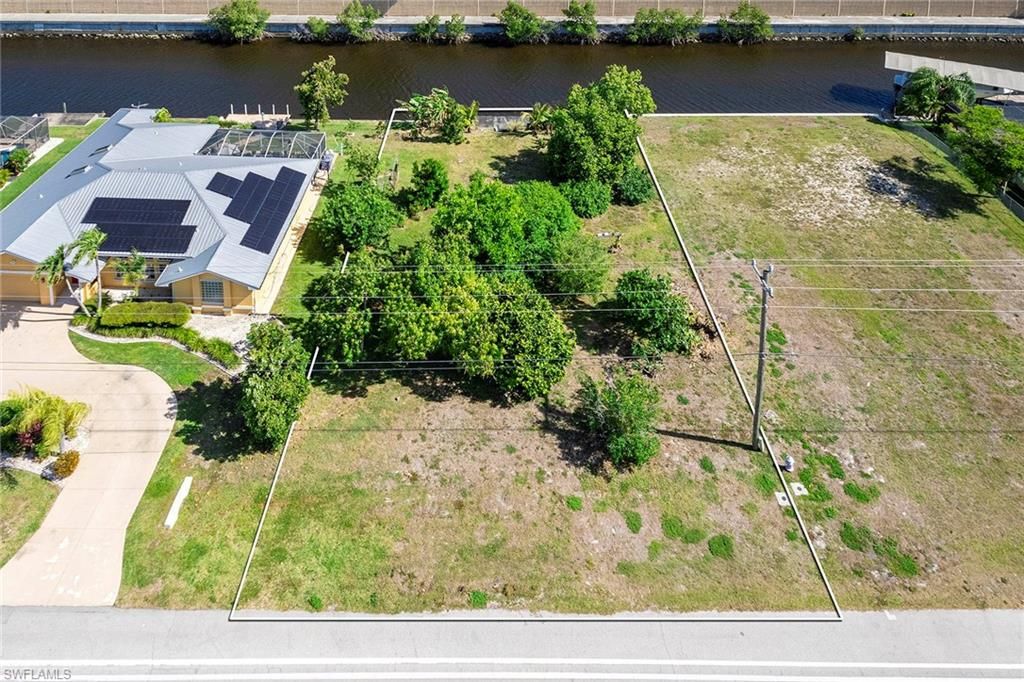 Image 4 of property listing at 2411 Everest PKWY, Cape Coral, FL 33904
