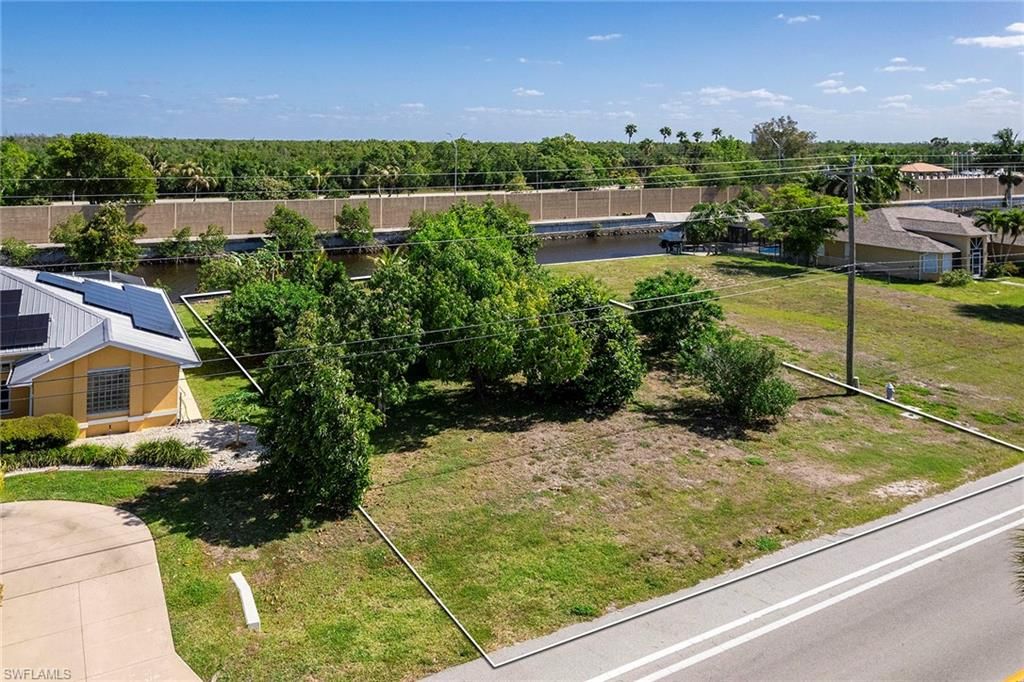 Image 5 of property listing at 2411 Everest PKWY, Cape Coral, FL 33904