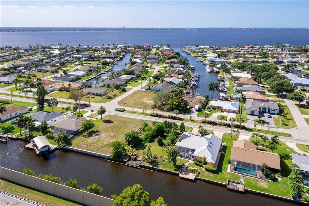 Image 8 of property listing at 2411 Everest PKWY, Cape Coral, FL 33904