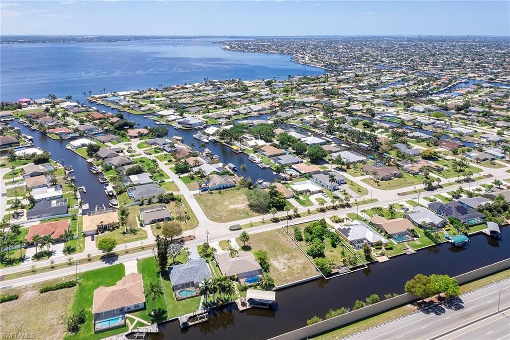 Image 9 of property listing at 2411 Everest PKWY, Cape Coral, FL 33904