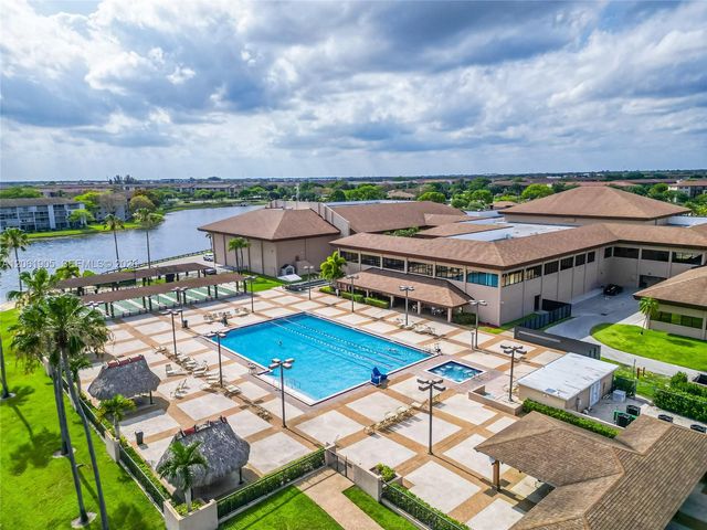 300 SW 134th Way 413E, Pembroke Pines, FL 33027