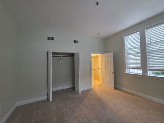 33 Randolph St 17, Abington, MA 02351