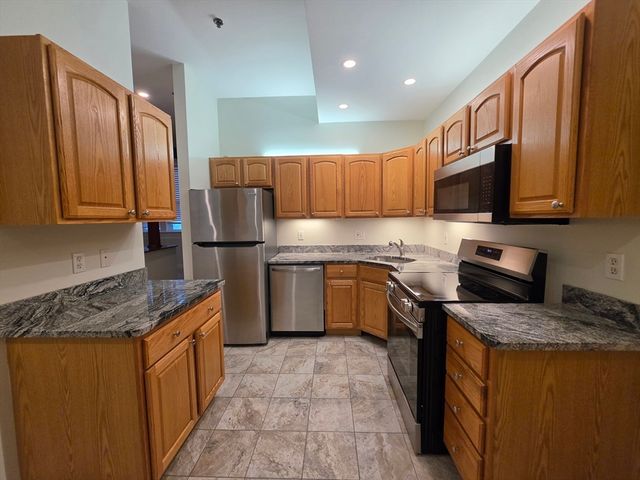 33 Randolph St 17, Abington, MA 02351