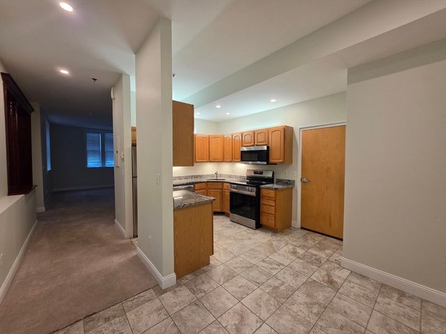 33 Randolph St 17, Abington, MA 02351