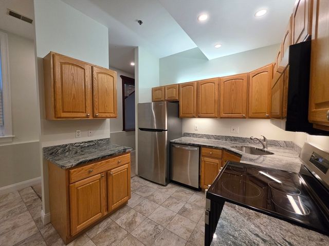 33 Randolph St 17, Abington, MA 02351