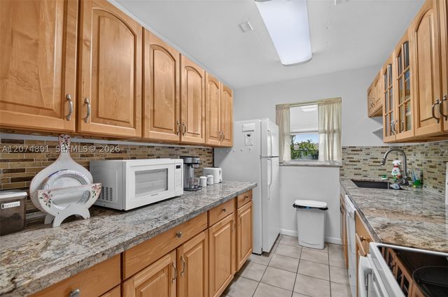 867 North Dr B, Delray Beach, FL 33445