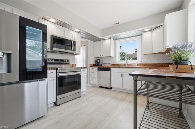 3805 Meadowbridge LN, Virginia Beach, VA 23452