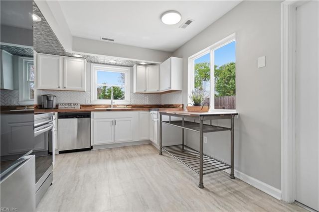 3805 Meadowbridge LN, Virginia Beach, VA 23452