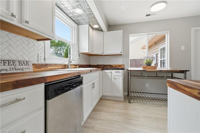 3805 Meadowbridge LN, Virginia Beach, VA 23452