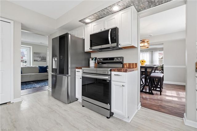 3805 Meadowbridge LN, Virginia Beach, VA 23452