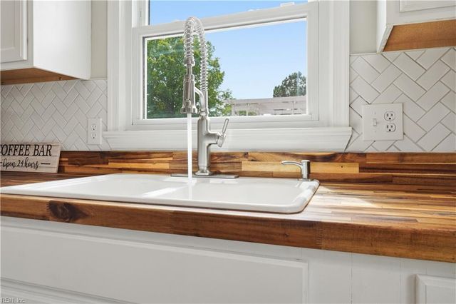 3805 Meadowbridge LN, Virginia Beach, VA 23452