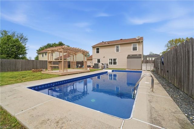 3805 Meadowbridge LN, Virginia Beach, VA 23452