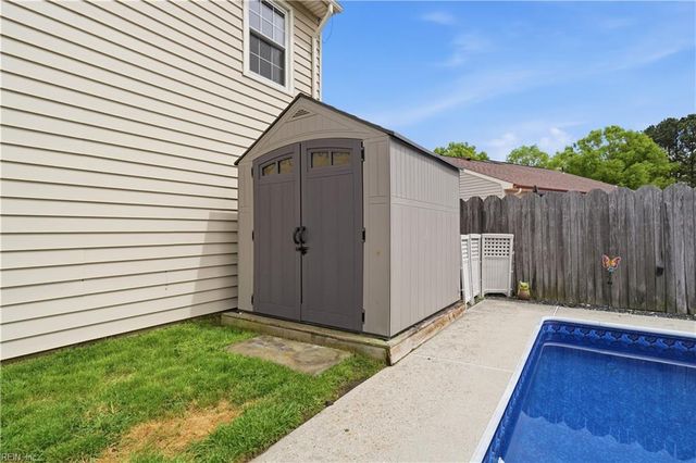 3805 Meadowbridge LN, Virginia Beach, VA 23452