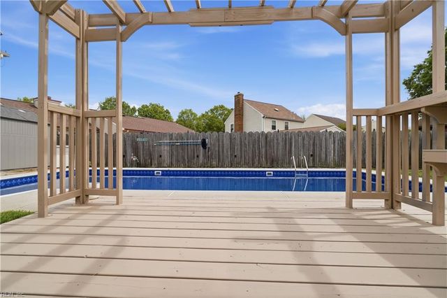 3805 Meadowbridge LN, Virginia Beach, VA 23452