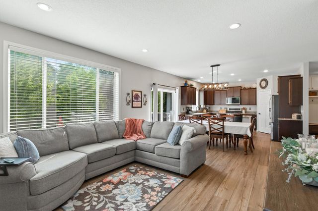 625 Kadler Avenue NE, Hanover, MN 55341