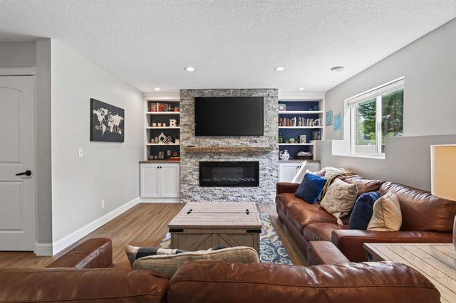 625 Kadler Avenue NE, Hanover, MN 55341