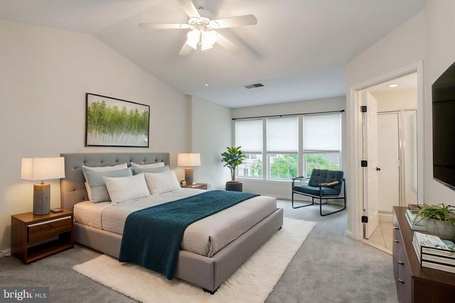 15720 VIEWPOINT CIR, Dumfries, VA 22025