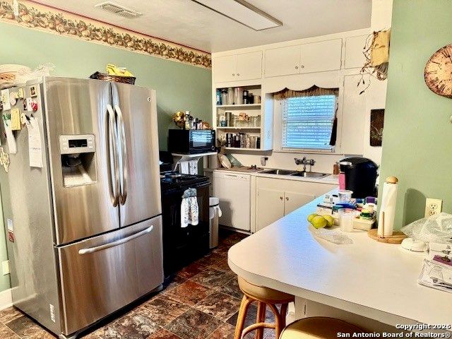 1212 Fairview Dr, Beeville, TX 78102