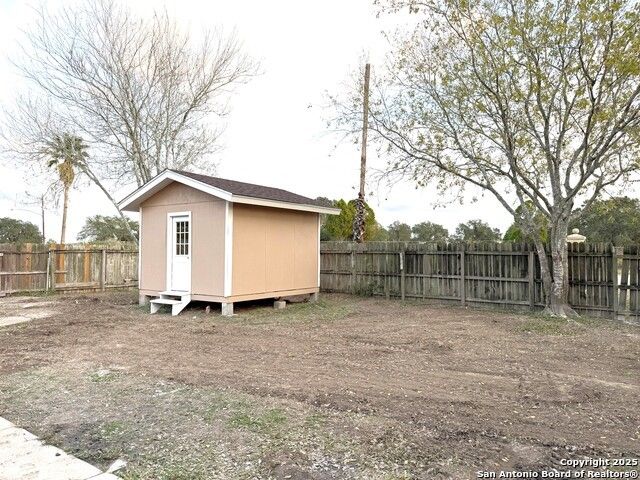 1212 Fairview Dr, Beeville, TX 78102