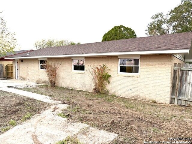 1212 Fairview Dr, Beeville, TX 78102