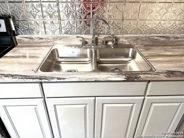 1212 Fairview Dr, Beeville, TX 78102