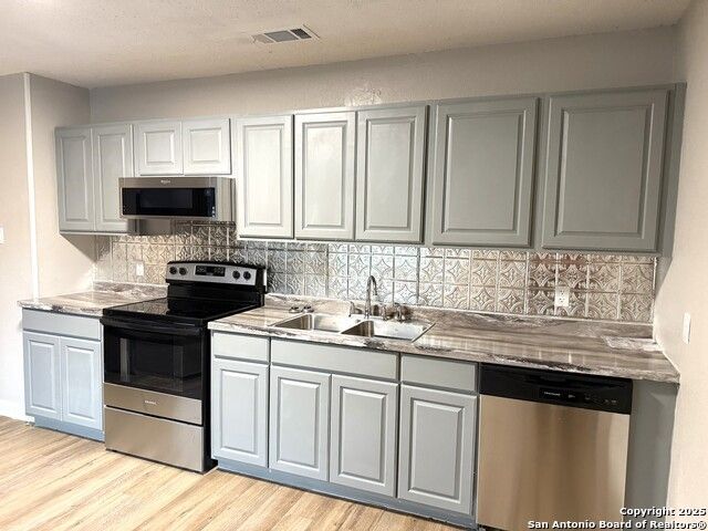 1212 Fairview Dr, Beeville, TX 78102