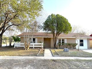 1212 Fairview Dr, Beeville, TX 78102