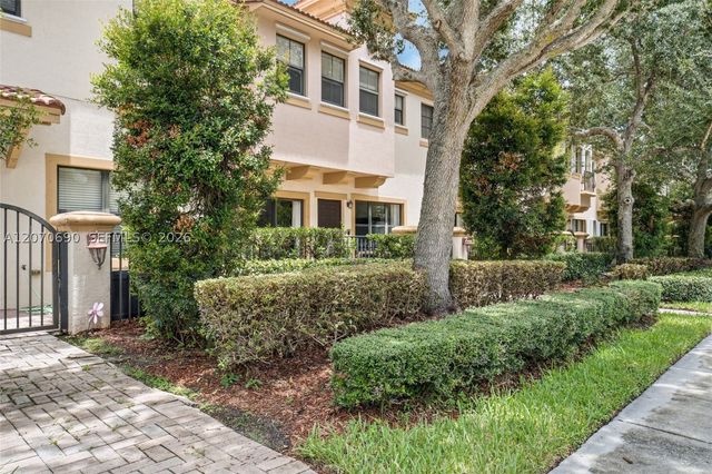 4758 Cypress St, Coconut Creek, FL 33073