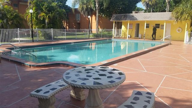 9405 SW 76th St Y32, Miami, FL 33173