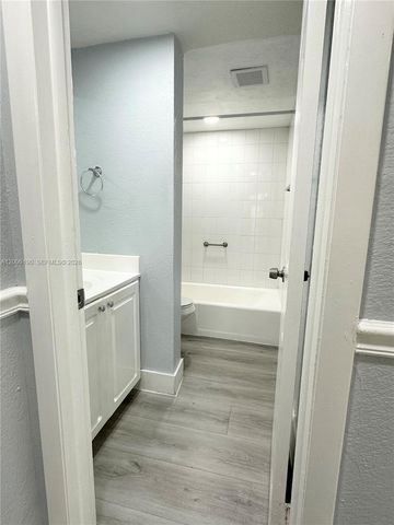 9405 SW 76th St Y32, Miami, FL 33173