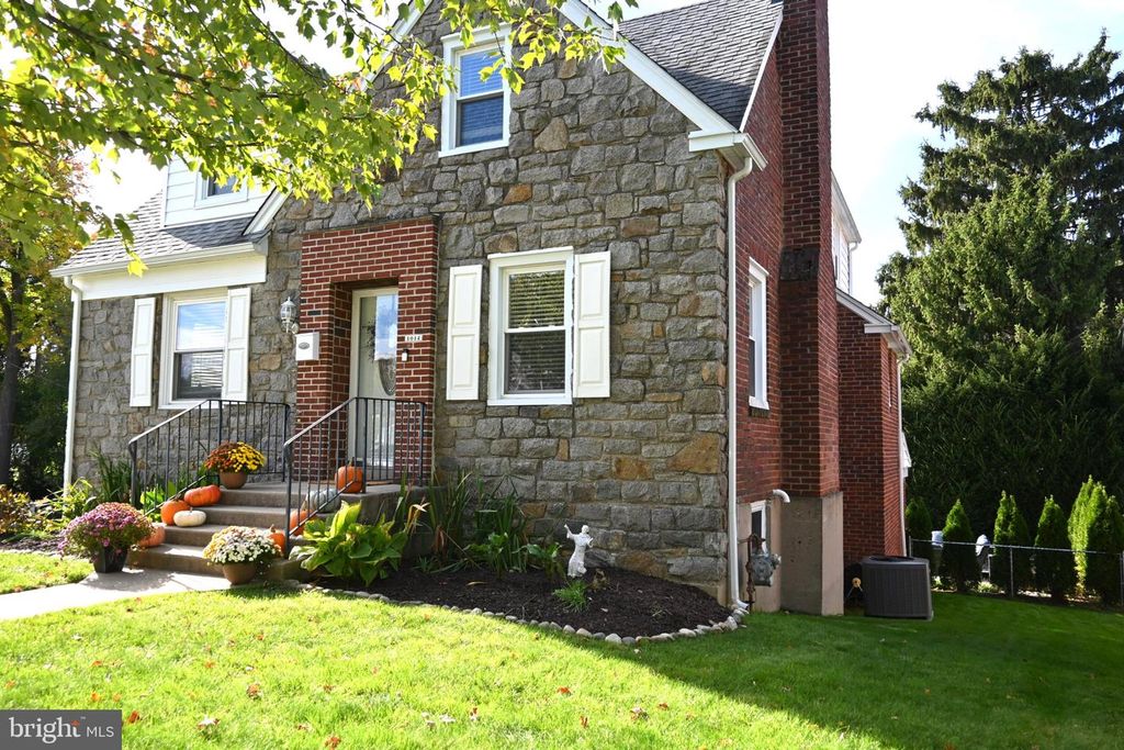 1012 EDGEWOOD DR, Springfield, PA 19064