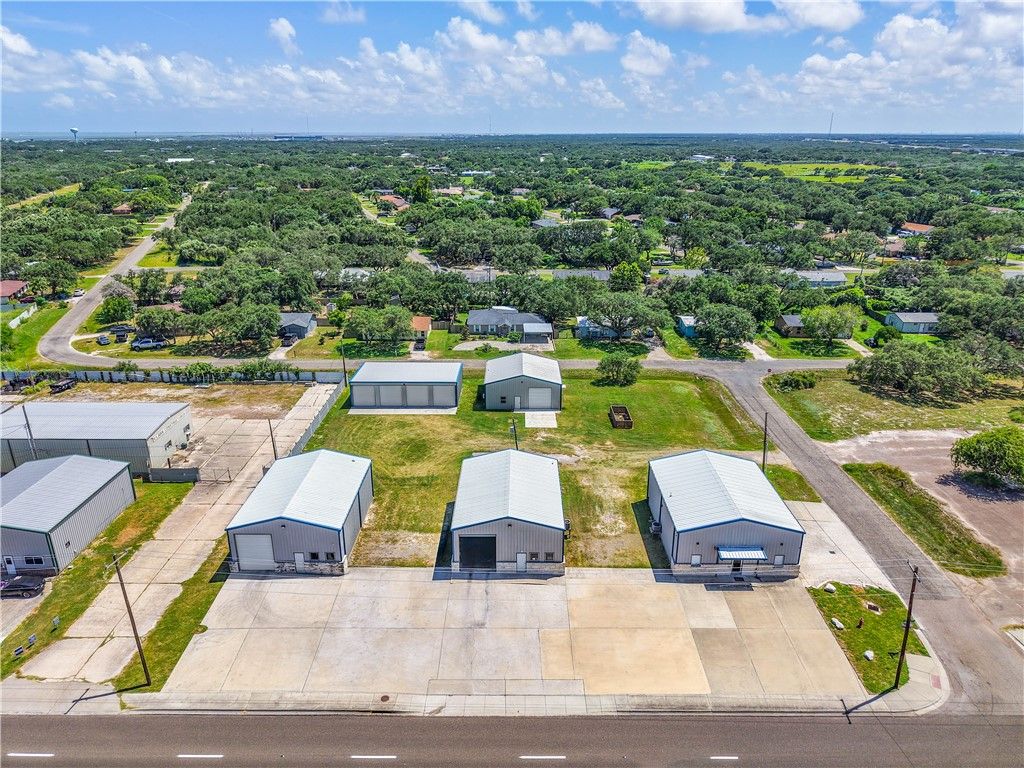 1125 W Market St, Rockport, TX 78382 — exterior