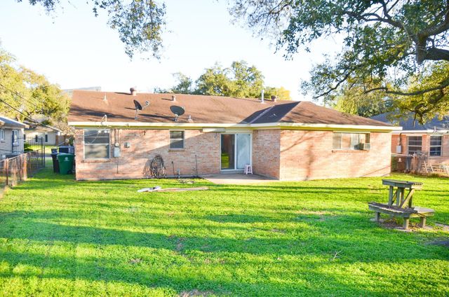 7734 Barberton Drive, Houston, TX 77036