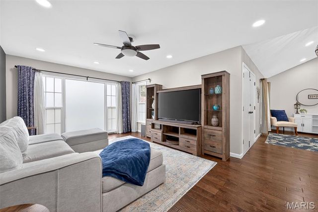 825 Dinard Drive, St Louis, MO 63021