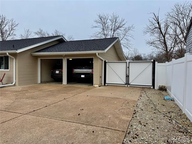 825 Dinard Drive, St Louis, MO 63021