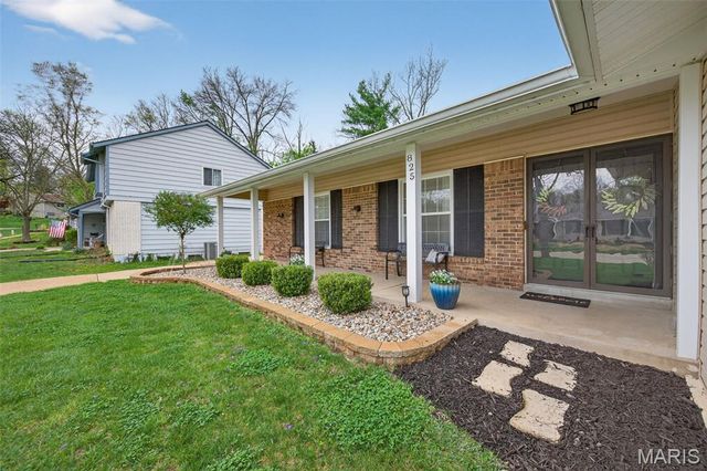 825 Dinard Drive, St Louis, MO 63021
